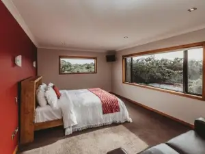 Serenity Lodge Getaway - with River Views