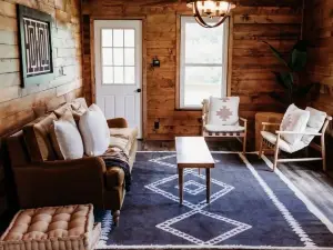 Cozy Midwest Bunkhouse located in the heart of the Ozarks!