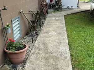 River Road Retreat.  Cabin minutes away from trails w/ hottub & seasonal pool!