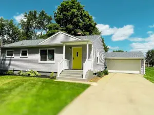 Home in Davison 3BR 1BA + King BD + Pool Table