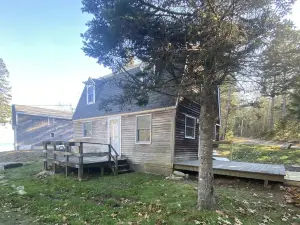 Cozy Mid-Coast Maine Cottage-steps from the beach!