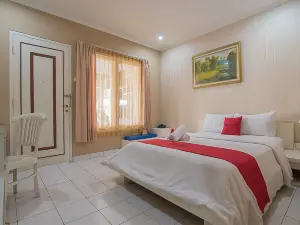 RedDoorz Near Setrasari Mall 2