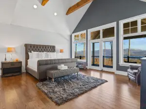 Eagles Landing Retreat - Unit 12: Luxurious Lake View Stay in Bolton Landing