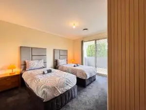 Convenient, Serene & Comfy Home | Thornton Central