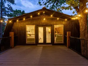 Cozy Getaway - Hot Tub, Upper Deck, Fireplace, WiFi