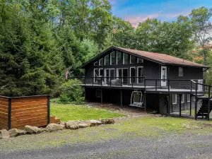 The Evergreen Escape by AvantStay Modern Cabin w Volleyball Court Hot Tub