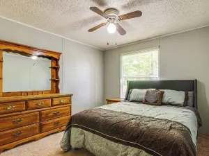 4 Mi to Bennett Spring SP: Dog-friendly Home!