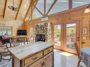 Stunning Views, Deck and Game Room Warne Mtn Escape