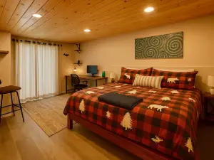 Hot Tub and Scenic Wildlife View - Cozy Mountain Retreat