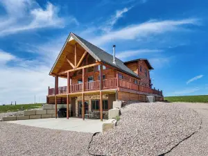 Peaceful Wyoming Cabin w/ Spacious Deck & Wet Bar!