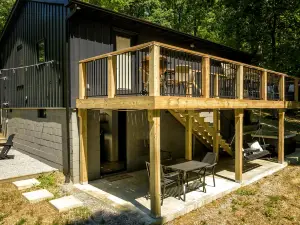 Stunning Modern Cabin with Hot-tub in Makanda, illinois