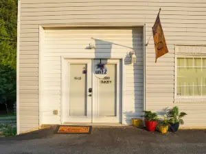 1-bedroom apartment, sleeps 4, in lovely Pilot Mountain-walk to Main st! Unit 2