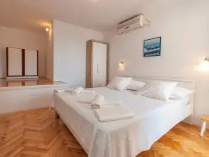 อพาร์ตเมนต์ แอนด์ รูมส์ นิโคลา