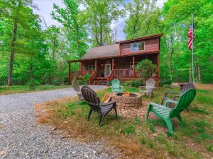 Firefly-Pristine Mountain Cabin with Hot Tub Screened Porch Fire Pit Wifi