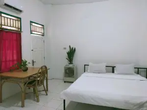 Ombai Guest House 27 Syariah Mitra RedDoorz
