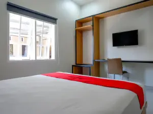 RedDoorz Syariah Near Mutiara Sis Al Jufrie Airport Palu 2
