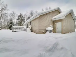 Cozy Mancelona Home Ski, Golf and Snowmobile!