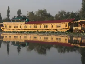 Mascot Houseboats
