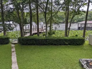 Riverfront Otter House with boat dock. 10 mins from springs, 20 from Cedar Key