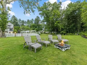 Gorgeous, Peaceful Sanctuary on lake minutes from Boston & all local colleges.