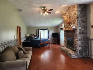 Peaceful 8 Bedroom 5 Bath w/patio bar-grill and swimming pond