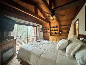 Cozy cabin retreat among the trees. Charming 3 bedroom/2 bath with hot tub.
