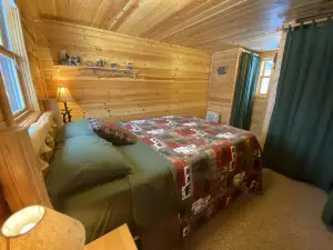 Secluded Waterfront Cabin on hiking trails! Lake on one side river on the other.