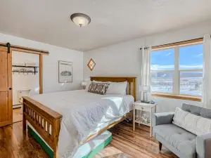 Dog-friendly villa with mountain-views, enclosed yard, grill, and washer/dryer