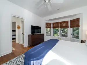 Fabulous 5 Br/3.5 BA on 17th Fairway! Screen Porch! Amenity Cards!