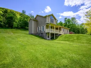 5 min to Canandaigua Lake, Hiking, Private Trails connect to County Trails