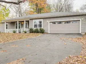 1 Mi to Dtwn Newburgh: Quiet Home w/ Yard!