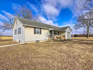 Peaceful Missouri Home, 25 Mi to Truman Lake!