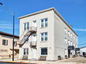 Charming Getaway Near Winery and Beach - Stylish Comfort