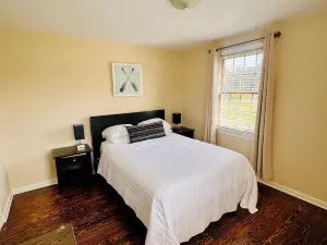 Suite Retreat - 3 Bed Traveler's Cottage w/ Office