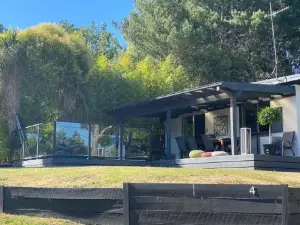 Relax in the spa with views opposite Lake Eildon