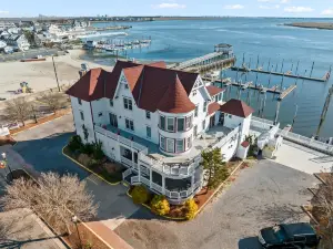 Tavern on the Bay Hotel - Frank Sinatra Suite