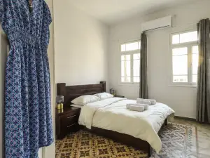 Vintage Charm 1BR Apt with City View Balcony
