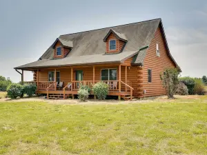 Pet-Friendly Vienna Cabin w/ Screened-in Porch!