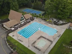 Indoor Pool, Firepit, Self Check-in, BBQ, Free Amenities, King Bed, Full Kitchen
