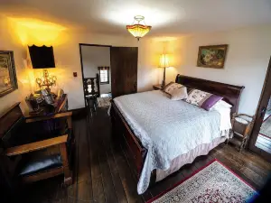 Castle on Glen - 3 Bedroom Home