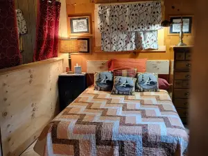 Rustic and Eclectic open floor Plan Cabin with Canal view In Cranberry lake 😋.