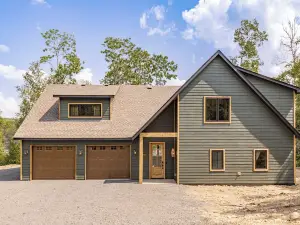 Aurora Lakeside Retreat