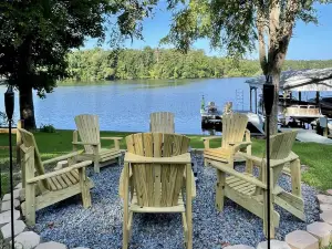 Gorgeous Waterfront Log Home On Lake Sinclair