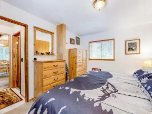 Wooded cabin with private hot tub, deck, firepit & fireplace - walk to the lake
