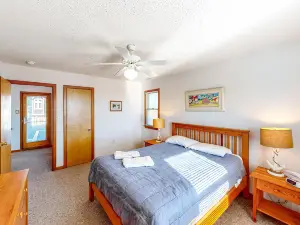 4 bedroom house w/ ocean view, private W/D, AC, WiFi