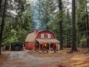 New Lassen Red Barn – Hot Tub, Arcade, & So Cozy!