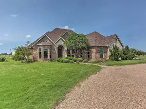 Chic Ranch Villa < 5 Mi to Lake Ray Roberts!