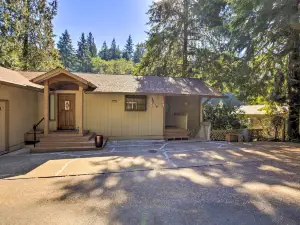 Spacious Kalama Studio w/ Riverfront Deck!