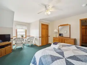Private Beach Access and Stunning Lake Views - Charming Spacious Haven