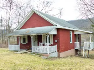 Little Red House on Hill Street 1bd, 1bth sleeps 4